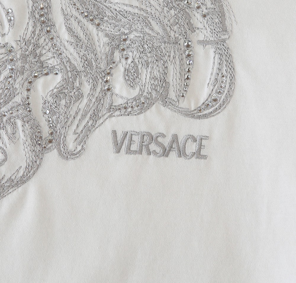 🌾范*哲Ver**ce 2026早春新款！柜在售 经典款.美杜莎刺绣男士圆领短袖T恤衫 .胸口标志刺绣带