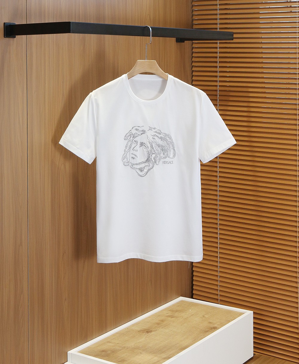 🌾范*哲Ver**ce 2026早春新款！柜在售 经典款.美杜莎刺绣男士圆领短袖T恤衫 .胸口标志刺绣带