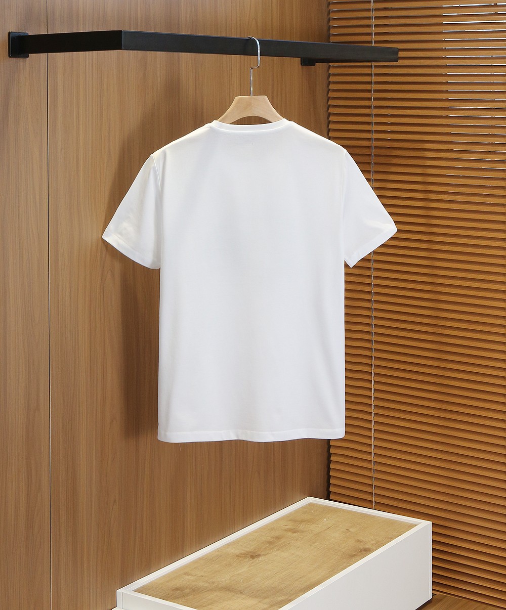 🌾范*哲Ver**ce 2026早春新款！柜在售 经典款.美杜莎刺绣男士圆领短袖T恤衫 .胸口标志刺绣带