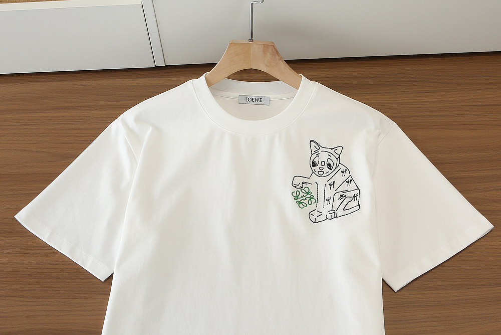 🌾罗*威L**WE 2026春夏 印花微阔圆领短袖T恤 他家的设计总能给人时尚的亮点 前胸精致的字母刺绣