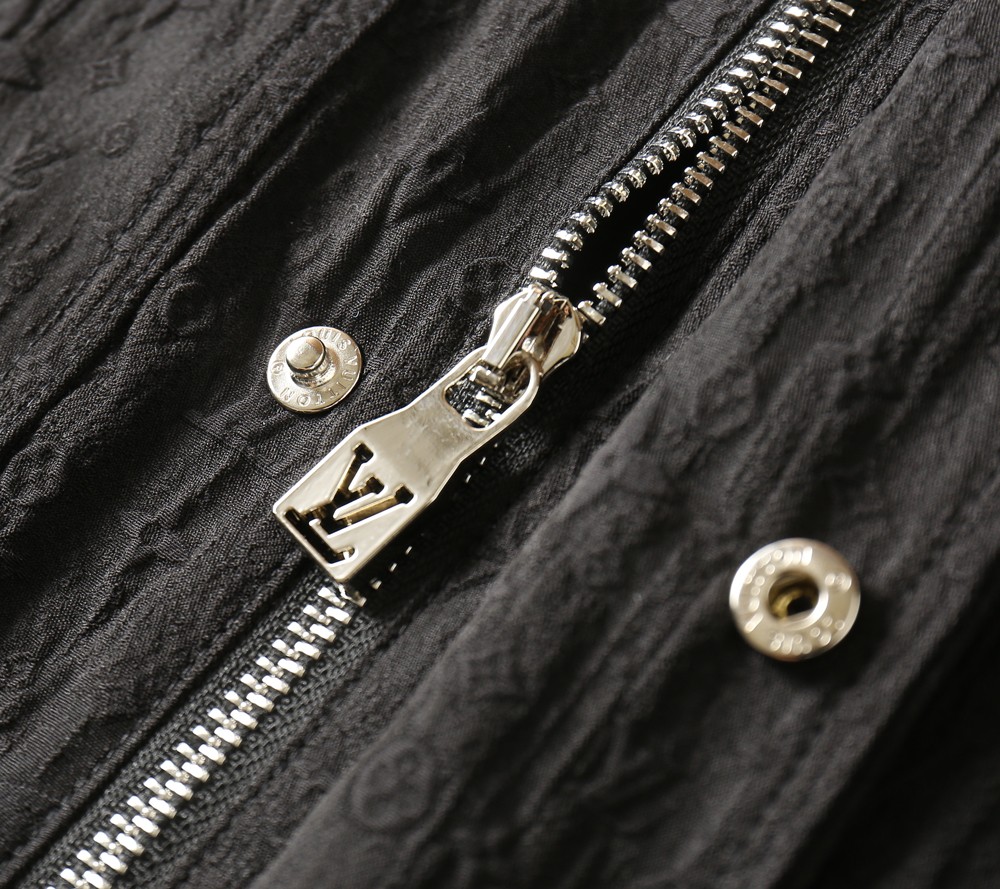 🌾2026SS早春新款LV春夏夹克最新设计款 秀场新品‼品相非常完美，三标齐全色泽饱满诱人，非常出彩的设