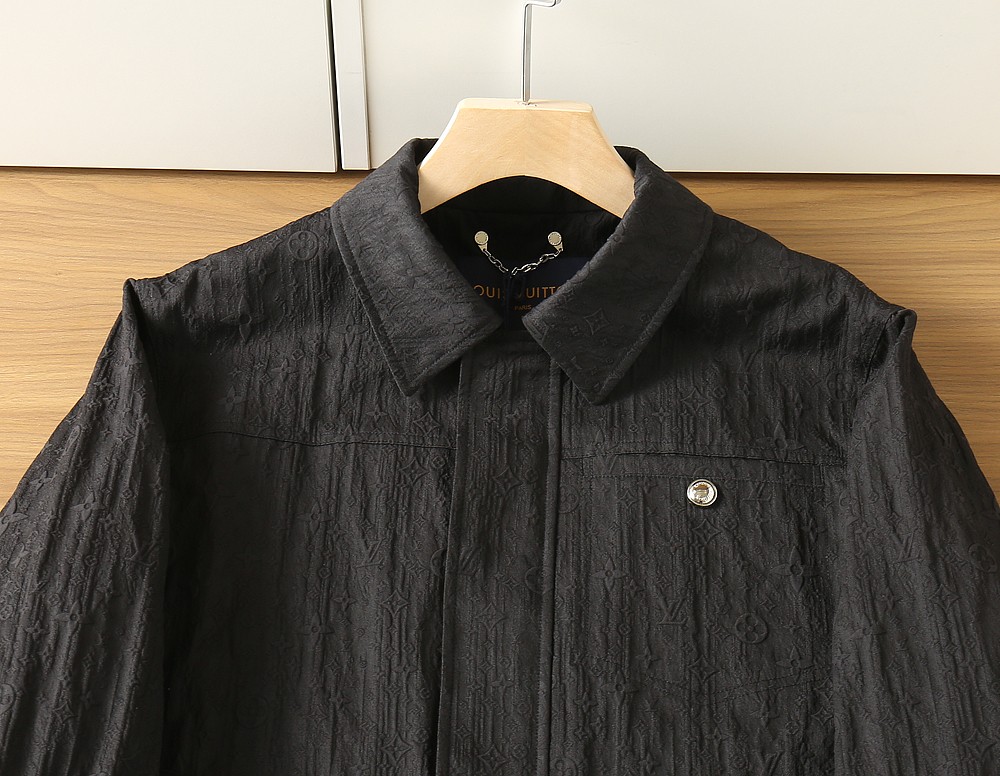 🌾2026SS早春新款LV春夏夹克最新设计款 秀场新品‼品相非常完美，三标齐全色泽饱满诱人，非常出彩的设