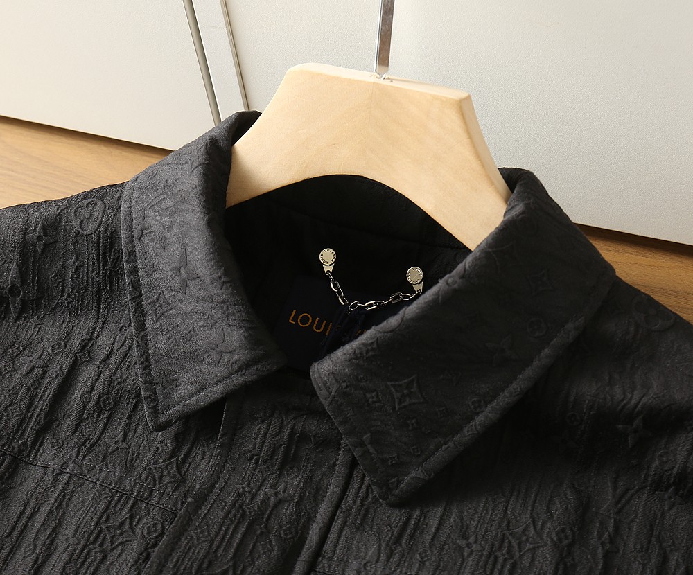 🌾2026SS早春新款LV春夏夹克最新设计款 秀场新品‼品相非常完美，三标齐全色泽饱满诱人，非常出彩的设