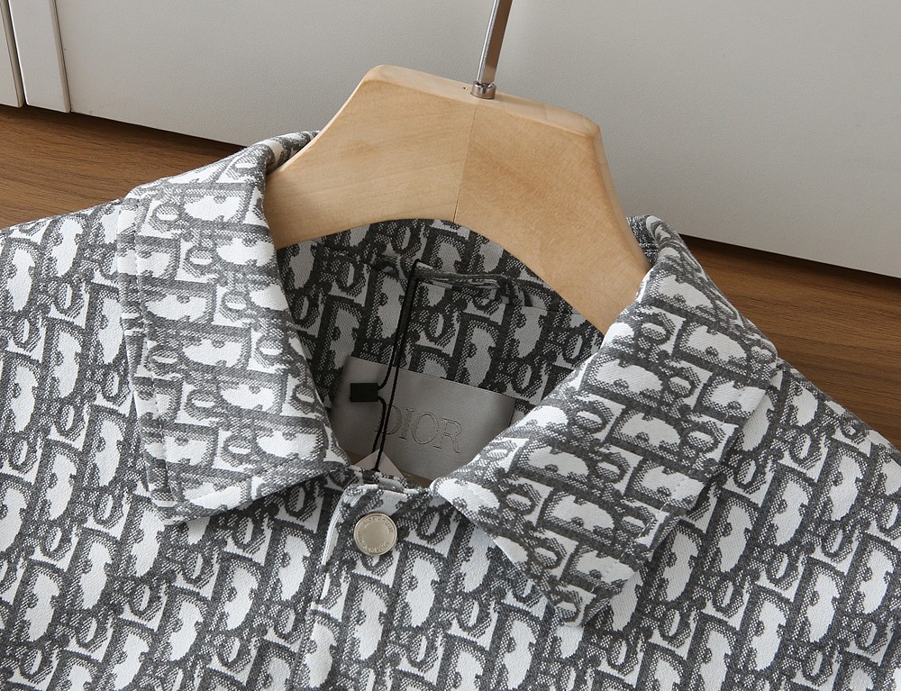 🌾Dior 2025ss早春新款发布，迪奥翻领夹克外套，字母提花面料搭配字母logo织带春季爆款外套，穿