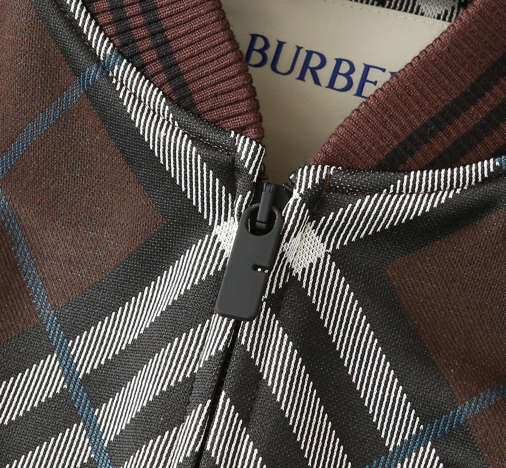 🌾巴宝莉 2026ss早春新款发布❤️巴宝莉棒球领夹克外套，字母提花面料搭配字母logo春季爆款外套，穿