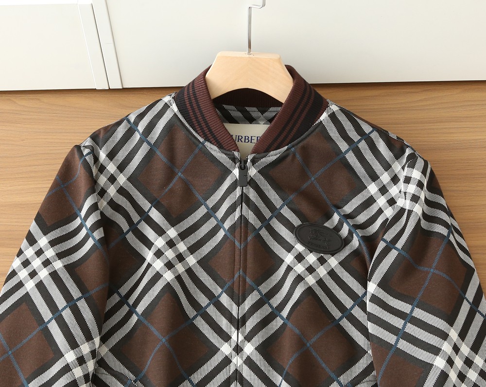 🌾巴宝莉 2026ss早春新款发布❤️巴宝莉棒球领夹克外套，字母提花面料搭配字母logo春季爆款外套，穿