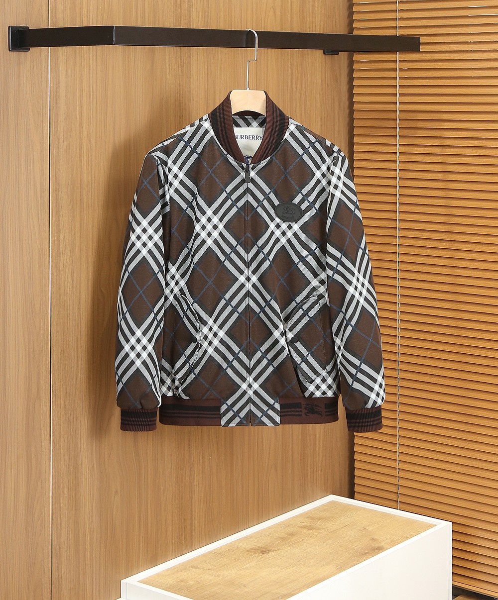 🌾巴宝莉 2026ss早春新款发布❤️巴宝莉棒球领夹克外套，字母提花面料搭配字母logo春季爆款外套，穿