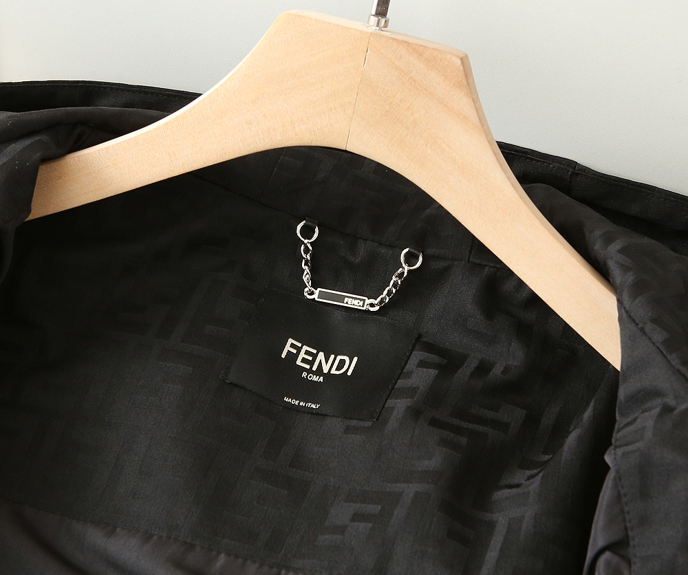 🌾芬迪2026ss早春新款发布 连帽夹克外套，字母提花面料搭配字母logo织带春季爆款外套，穿上就是舒适