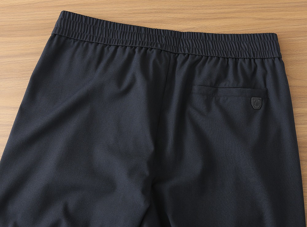 /套 Loro Piana羊毛套装 不单卖！春夏系列针脚细密，色调与缝线呼应，既强化品牌身份，又以低调的