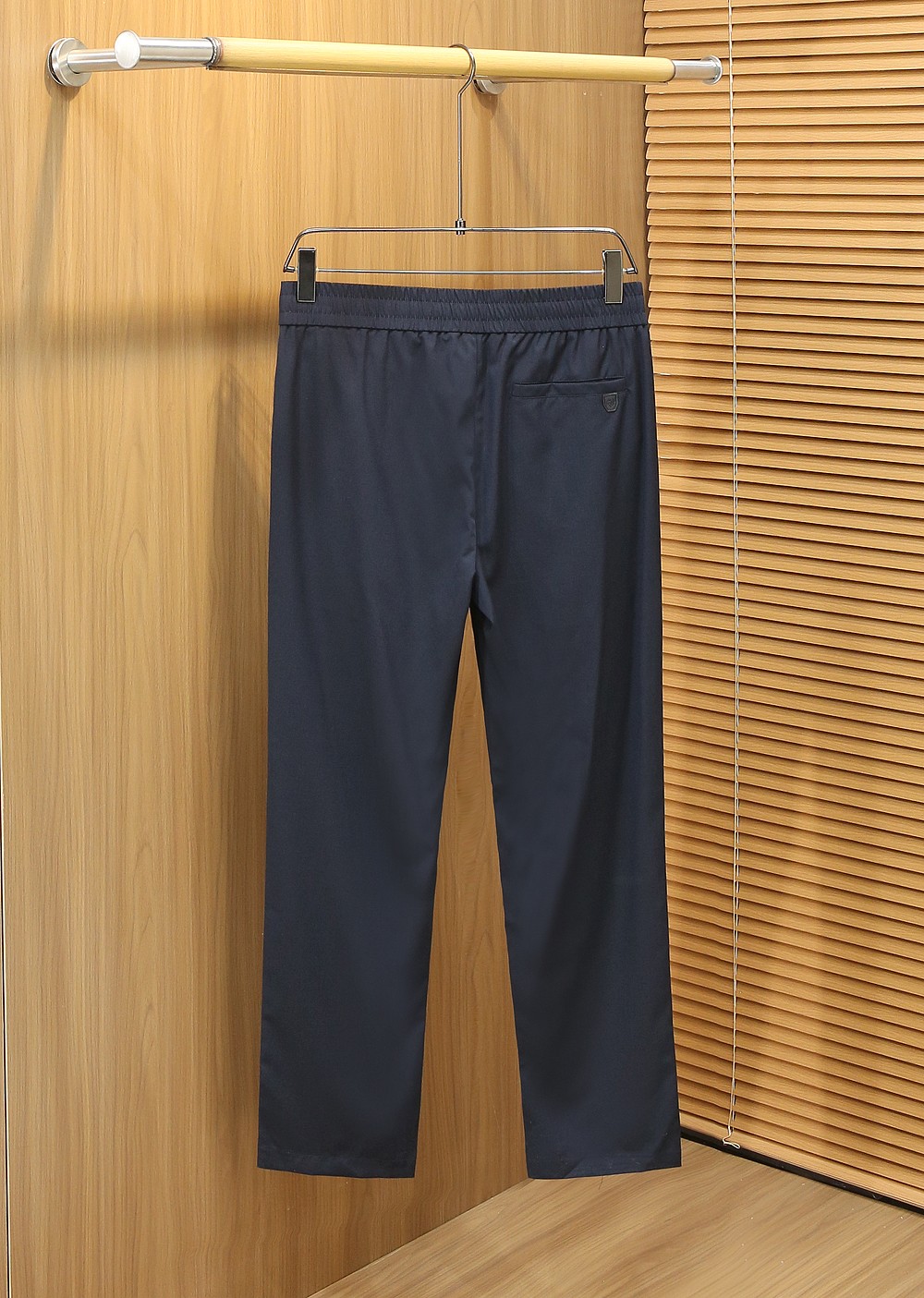 /套 Loro Piana羊毛套装 不单卖！春夏系列针脚细密，色调与缝线呼应，既强化品牌身份，又以低调的