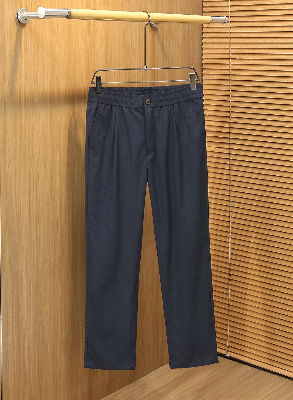 /套 Loro Piana羊毛套装 不单卖！春夏系列针脚细密，色调与缝线呼应，既强化品牌身份，又以低调的