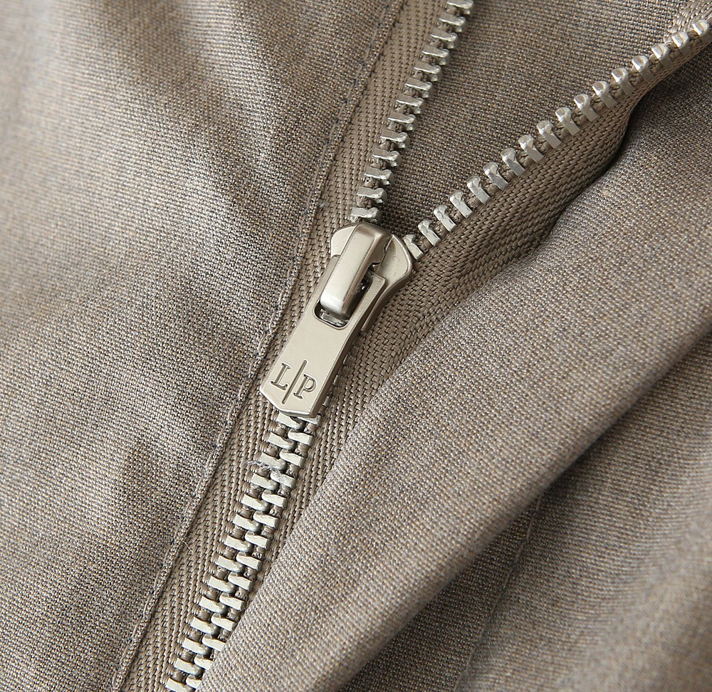 /套 Loro Piana羊毛套装 不单卖！春夏系列针脚细密，色调与缝线呼应，既强化品牌身份，又以低调的