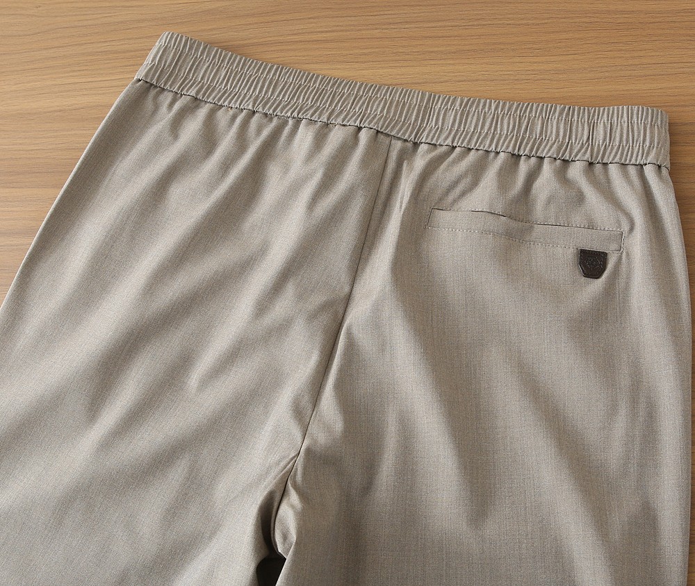 /套 Loro Piana羊毛套装 不单卖！春夏系列针脚细密，色调与缝线呼应，既强化品牌身份，又以低调的