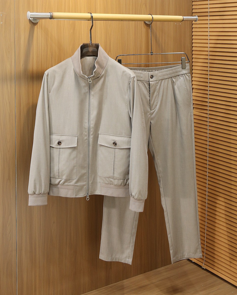 /套 Loro Piana羊毛套装 不单卖！春夏系列针脚细密，色调与缝线呼应，既强化品牌身份，又以低调的