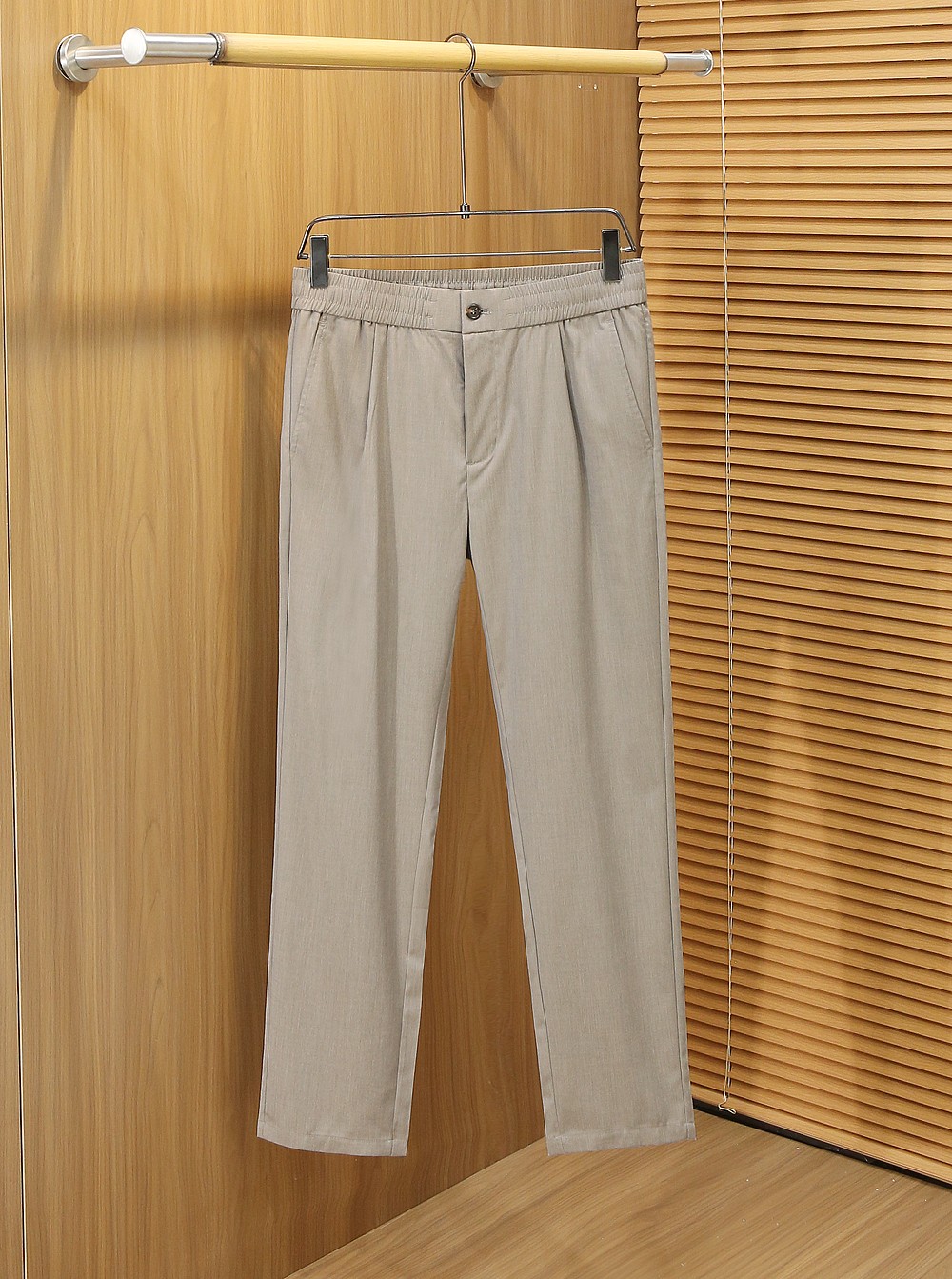 /套 Loro Piana羊毛套装 不单卖！春夏系列针脚细密，色调与缝线呼应，既强化品牌身份，又以低调的