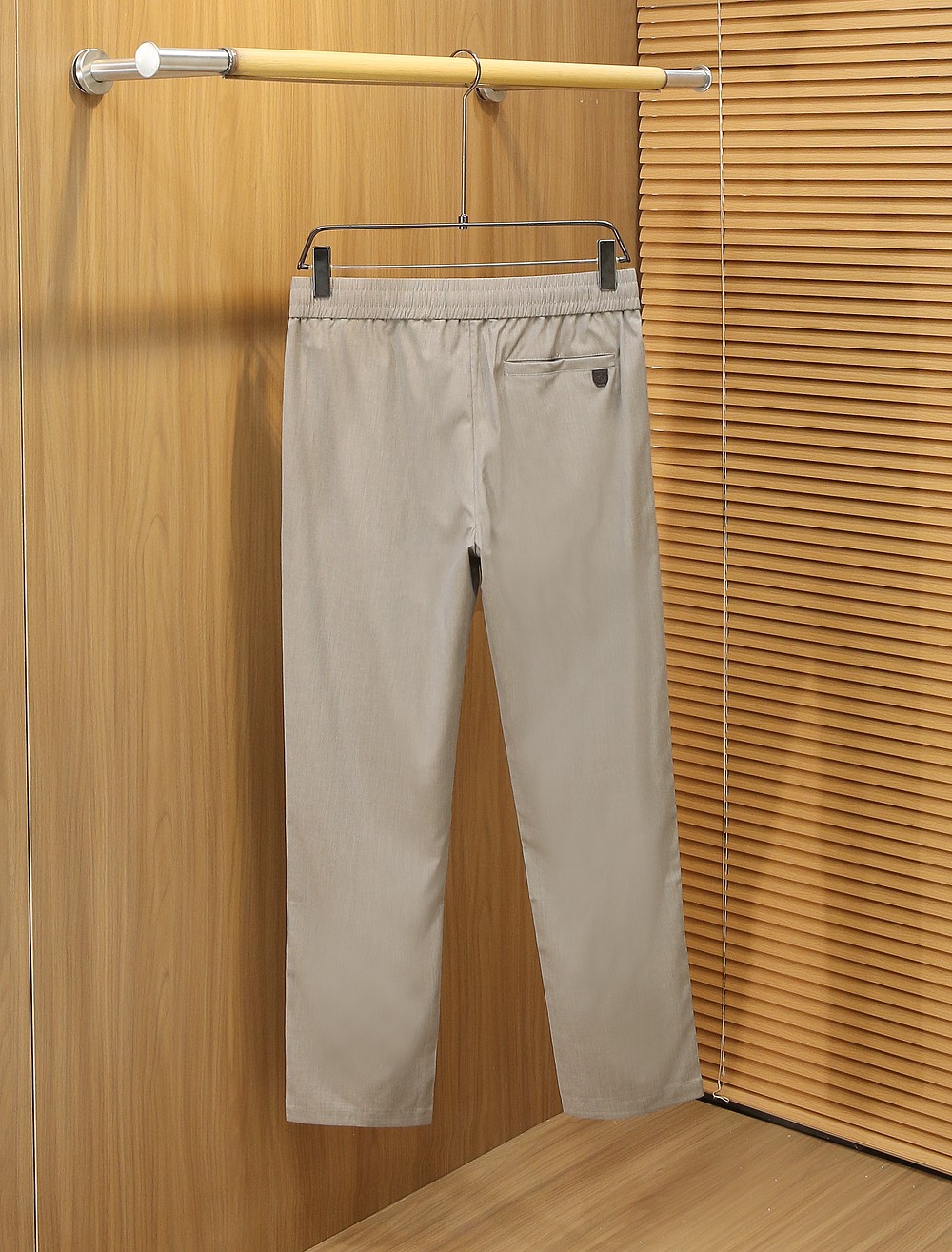 /套 Loro Piana羊毛套装 不单卖！春夏系列针脚细密，色调与缝线呼应，既强化品牌身份，又以低调的