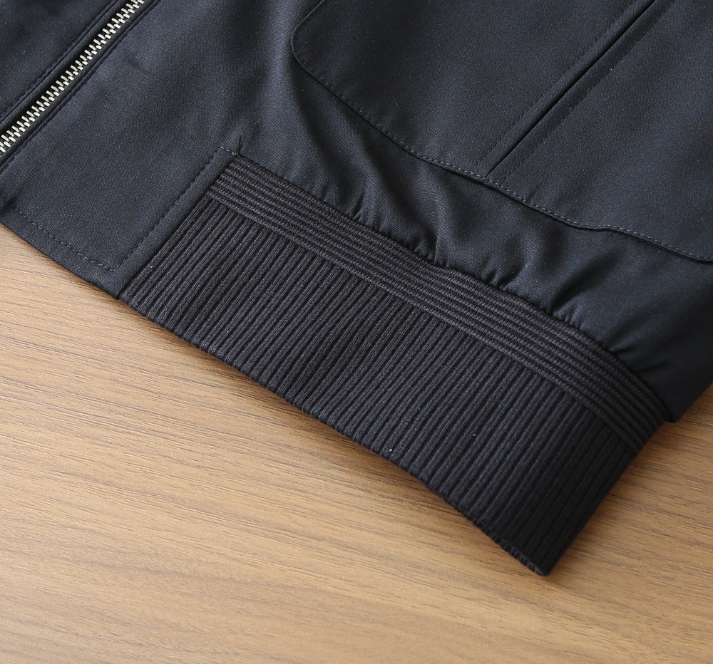 /套 Loro Piana羊毛套装 不单卖！春夏系列针脚细密，色调与缝线呼应，既强化品牌身份，又以低调的