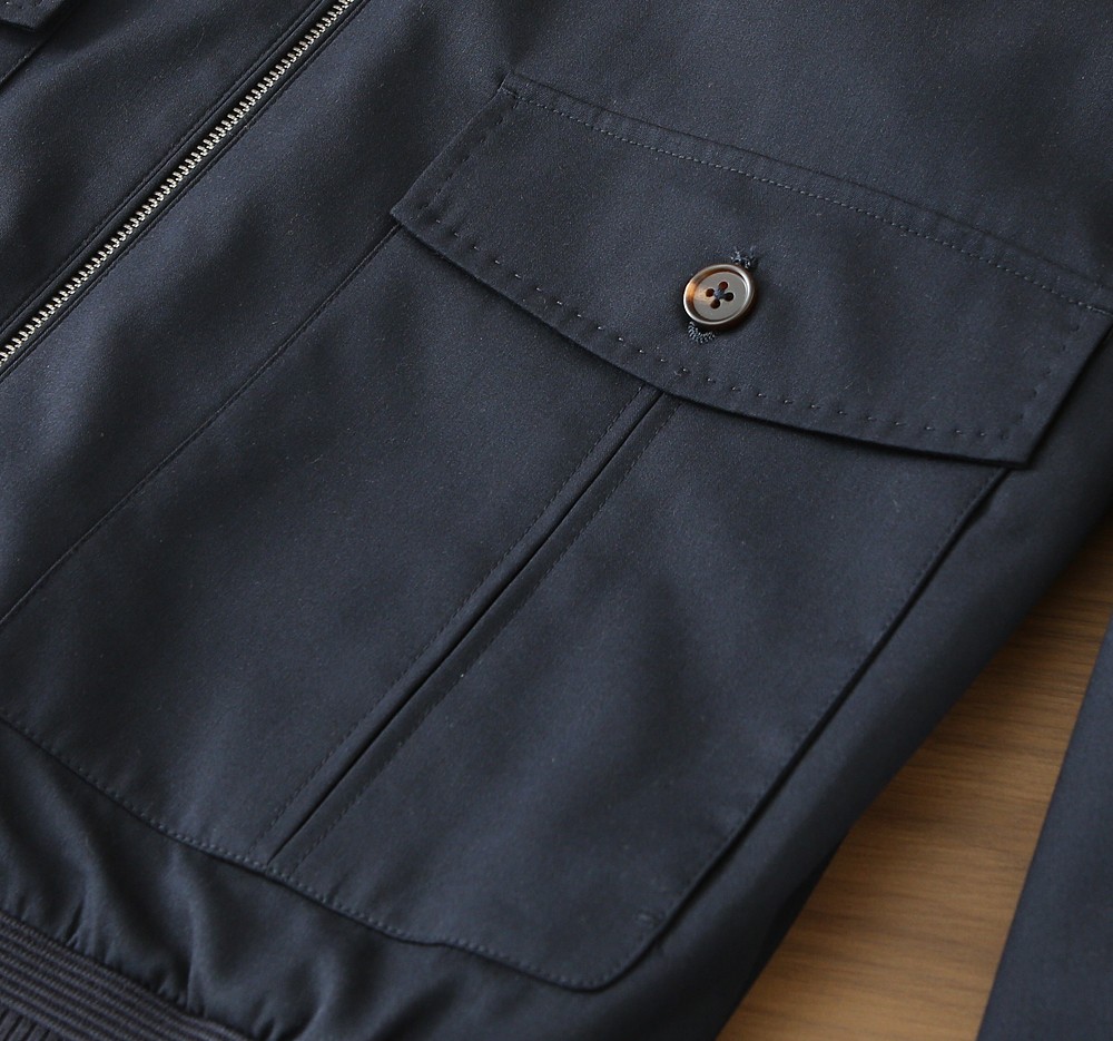 /套 Loro Piana羊毛套装 不单卖！春夏系列针脚细密，色调与缝线呼应，既强化品牌身份，又以低调的