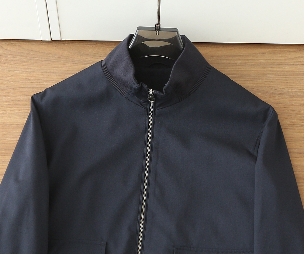 /套 Loro Piana羊毛套装 不单卖！春夏系列针脚细密，色调与缝线呼应，既强化品牌身份，又以低调的