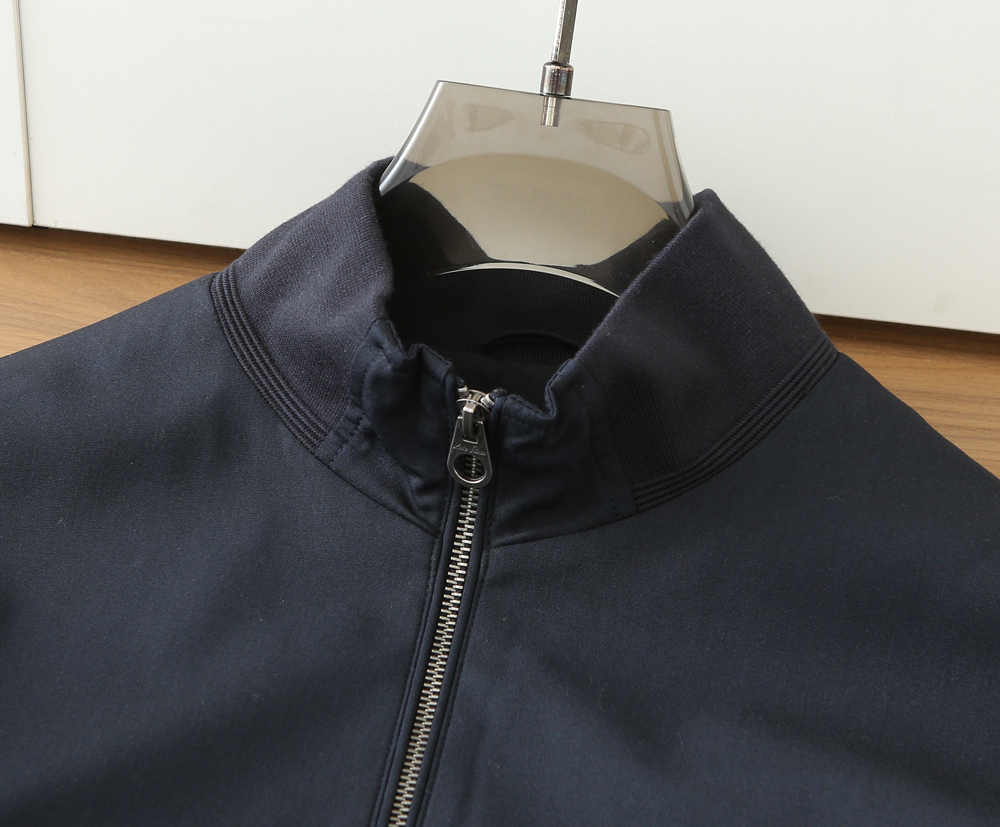 /套 Loro Piana羊毛套装 不单卖！春夏系列针脚细密，色调与缝线呼应，既强化品牌身份，又以低调的