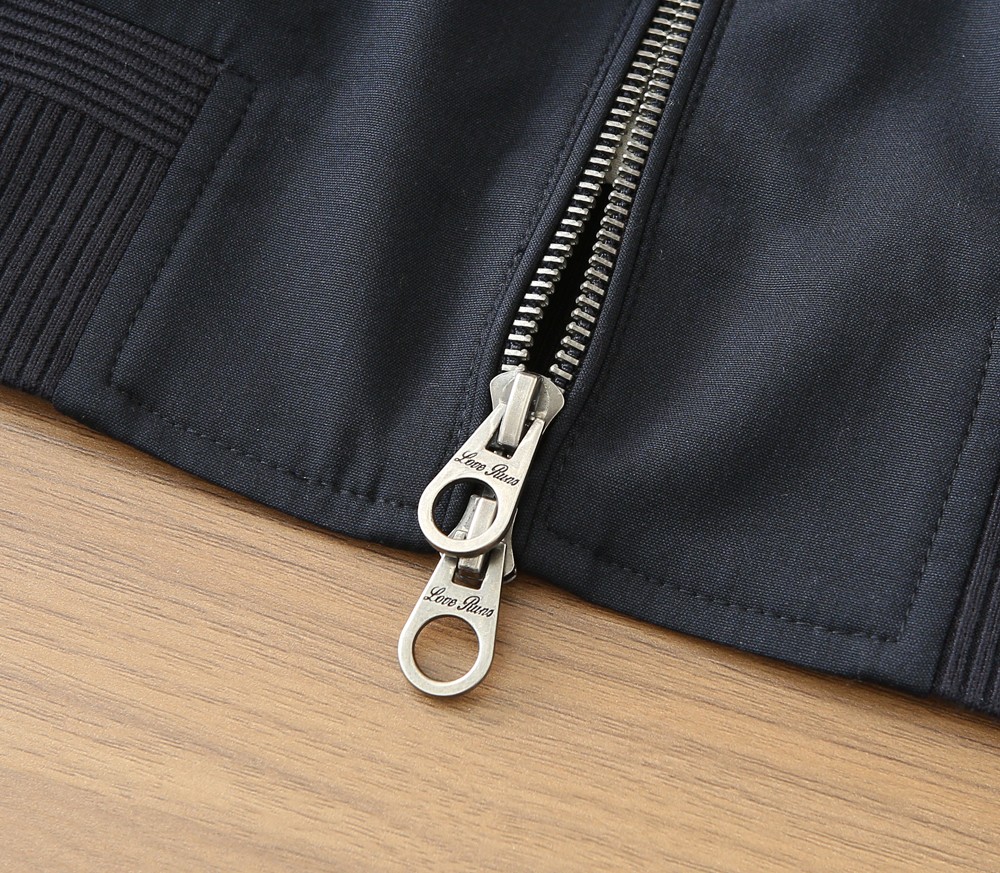 /套 Loro Piana羊毛套装 不单卖！春夏系列针脚细密，色调与缝线呼应，既强化品牌身份，又以低调的