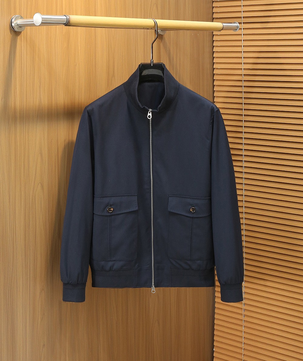 /套 Loro Piana羊毛套装 不单卖！春夏系列针脚细密，色调与缝线呼应，既强化品牌身份，又以低调的