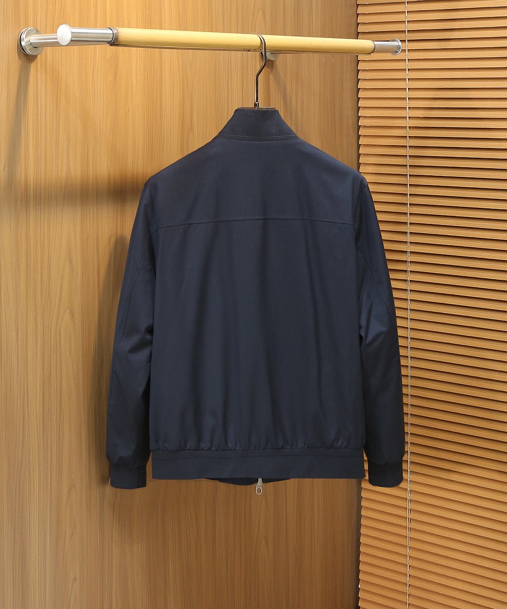 /套 Loro Piana羊毛套装 不单卖！春夏系列针脚细密，色调与缝线呼应，既强化品牌身份，又以低调的