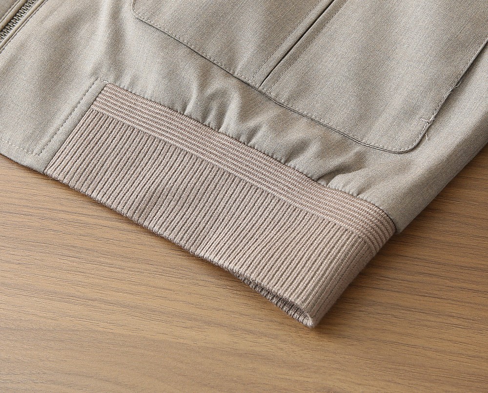 /套 Loro Piana羊毛套装 不单卖！春夏系列针脚细密，色调与缝线呼应，既强化品牌身份，又以低调的