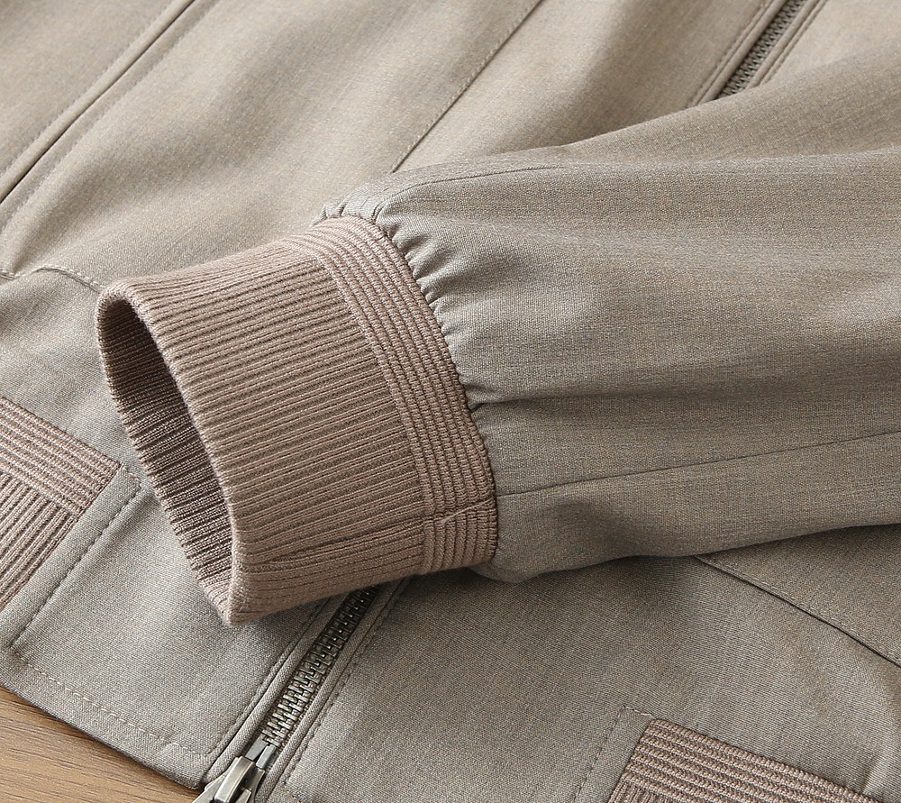 /套 Loro Piana羊毛套装 不单卖！春夏系列针脚细密，色调与缝线呼应，既强化品牌身份，又以低调的