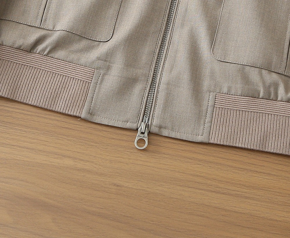 /套 Loro Piana羊毛套装 不单卖！春夏系列针脚细密，色调与缝线呼应，既强化品牌身份，又以低调的