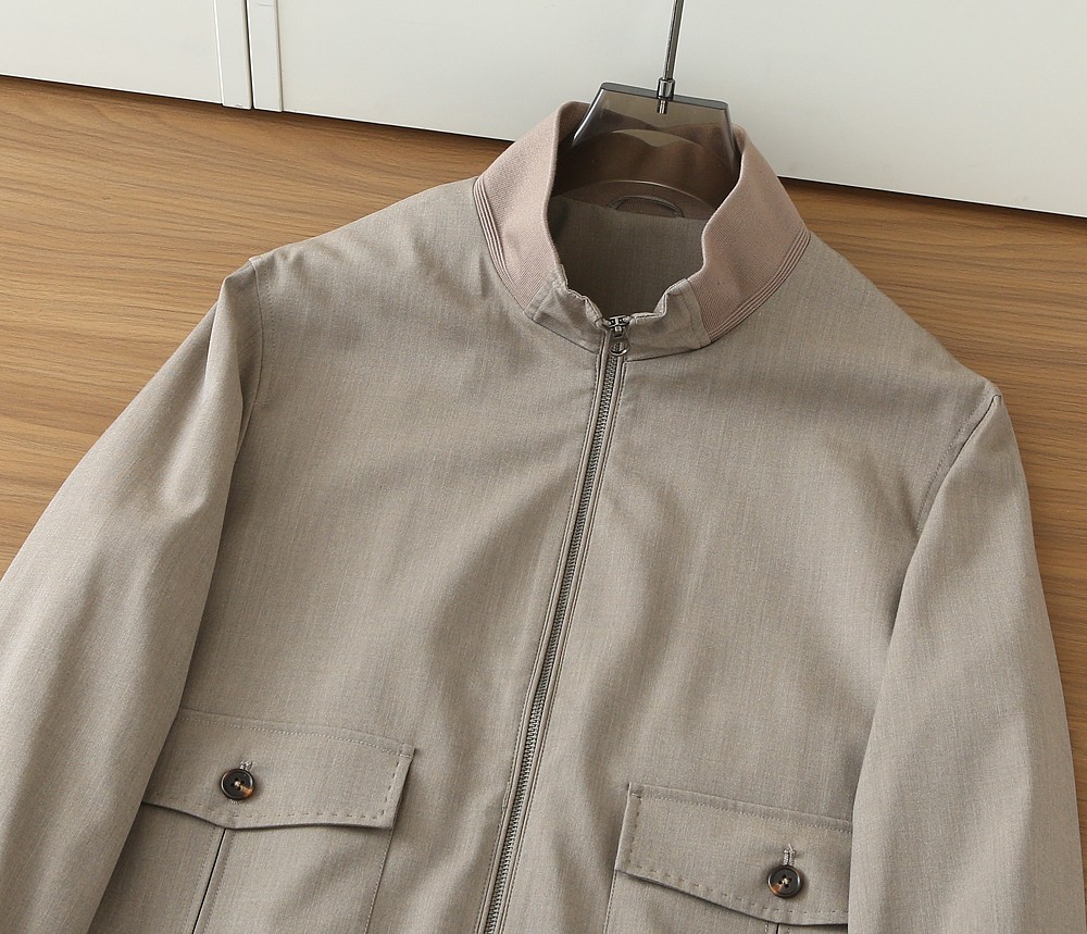 /套 Loro Piana羊毛套装 不单卖！春夏系列针脚细密，色调与缝线呼应，既强化品牌身份，又以低调的