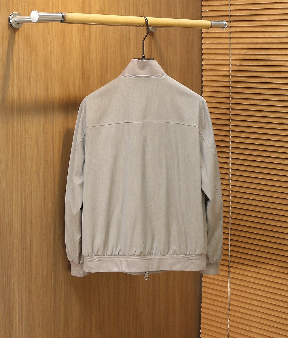 /套 Loro Piana羊毛套装 不单卖！春夏系列针脚细密，色调与缝线呼应，既强化品牌身份，又以低调的