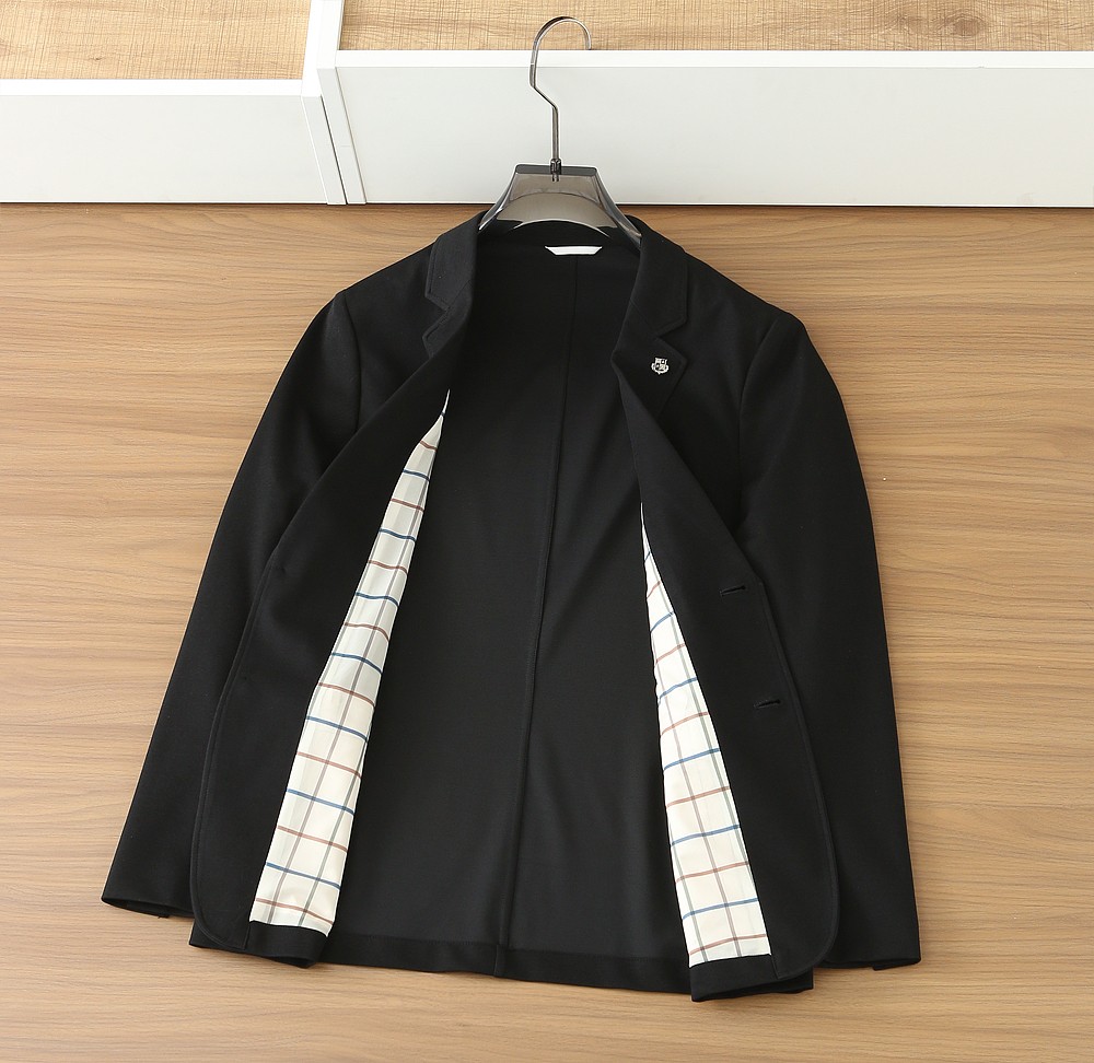 Loro piana新款系列男士轻奢时尚绅士西服！都市时尚休闲修身合体的版型两粒扣西服！整件西服清新优雅