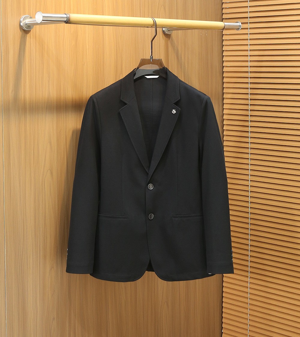 Loro piana新款系列男士轻奢时尚绅士西服！都市时尚休闲修身合体的版型两粒扣西服！整件西服清新优雅