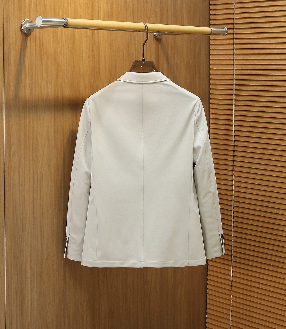 Loro piana新款系列男士轻奢时尚绅士西服！都市时尚休闲修身合体的版型两粒扣西服！整件西服清新优雅