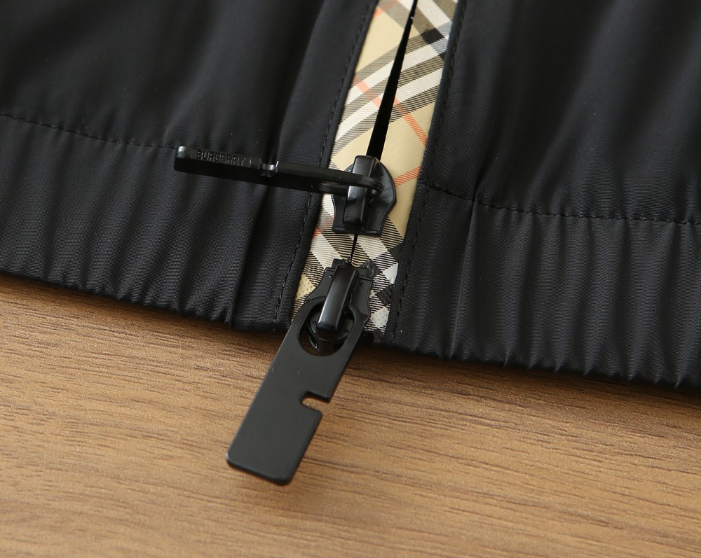 巴宝莉2026早春新款男士立领夹克外套，众多明星都爱穿的时尚百搭单品！喜欢经典简约的朋友,一定不能错过了