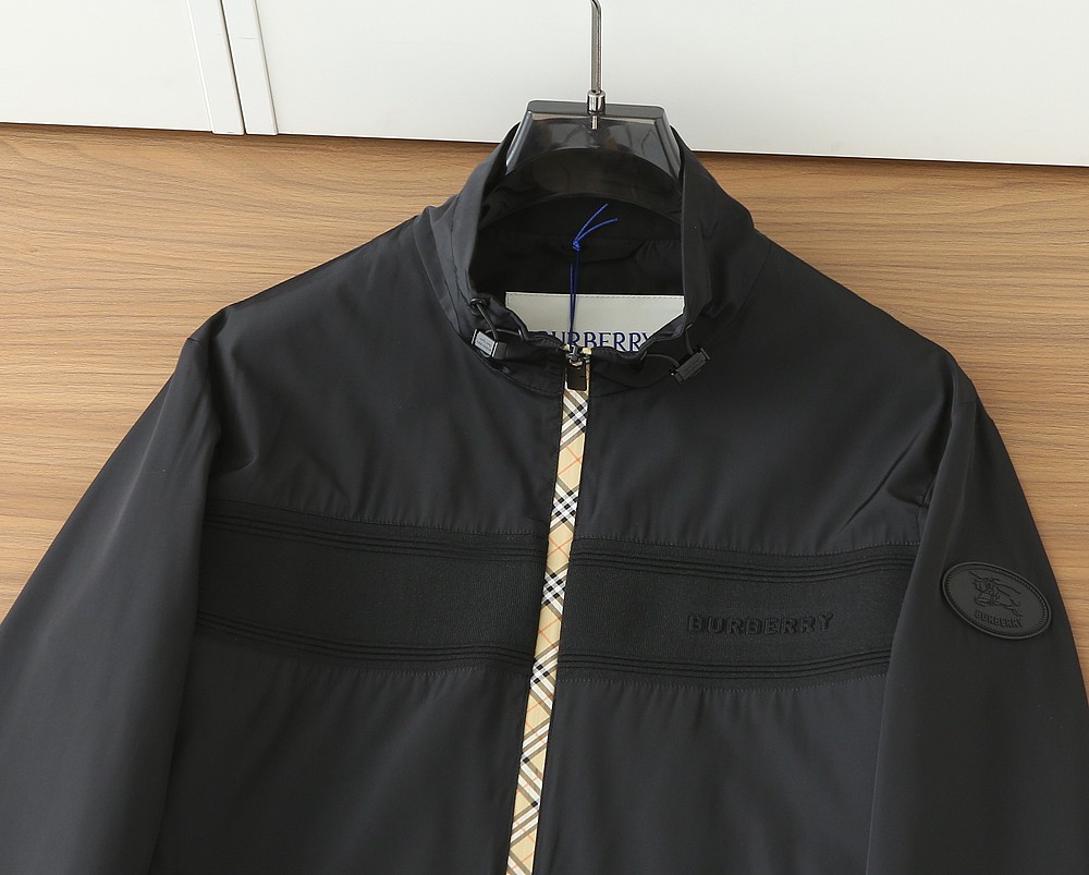 巴宝莉2026早春新款男士立领夹克外套，众多明星都爱穿的时尚百搭单品！喜欢经典简约的朋友,一定不能错过了