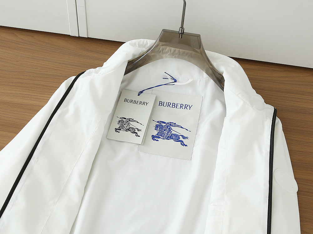 巴宝莉2026早春新款男士立领夹克外套，众多明星都爱穿的时尚百搭单品！喜欢经典简约的朋友,一定不能错过了