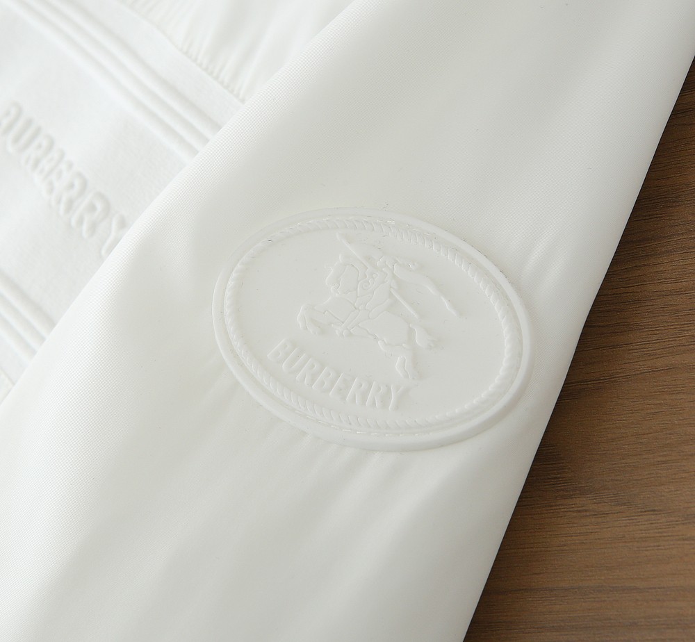 巴宝莉2026早春新款男士立领夹克外套，众多明星都爱穿的时尚百搭单品！喜欢经典简约的朋友,一定不能错过了