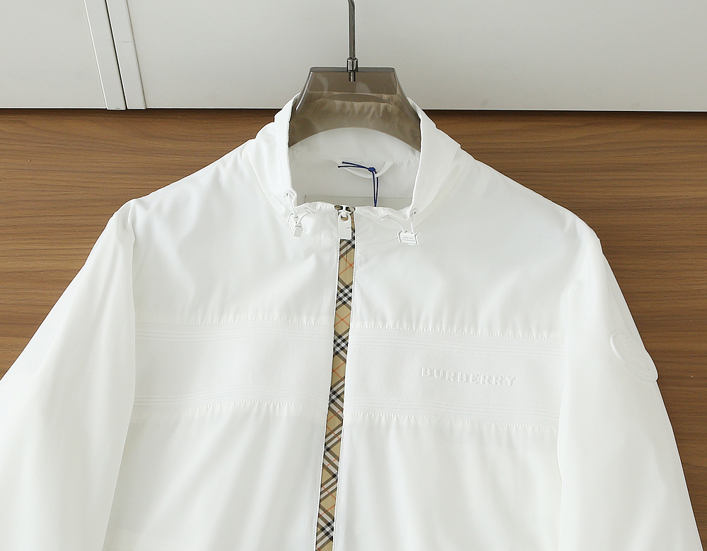 巴宝莉2026早春新款男士立领夹克外套，众多明星都爱穿的时尚百搭单品！喜欢经典简约的朋友,一定不能错过了