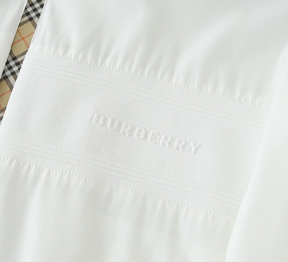 巴宝莉2026早春新款男士立领夹克外套，众多明星都爱穿的时尚百搭单品！喜欢经典简约的朋友,一定不能错过了