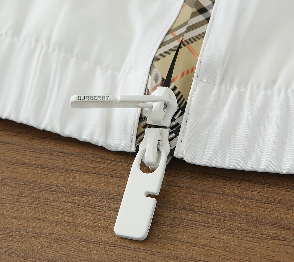 巴宝莉2026早春新款男士立领夹克外套，众多明星都爱穿的时尚百搭单品！喜欢经典简约的朋友,一定不能错过了