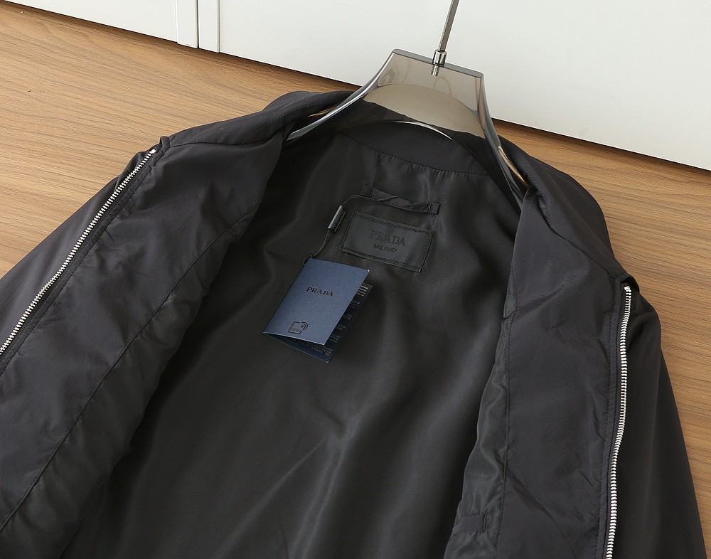 普拉达2026早春新款男士立领夹克外套，众多明星都爱穿的时尚百搭单品！喜欢经典简约的朋友,一定不能错过了