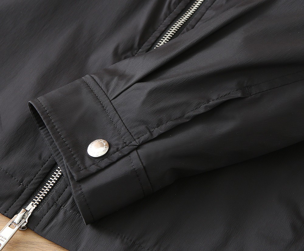 普拉达2026早春新款男士立领夹克外套，众多明星都爱穿的时尚百搭单品！喜欢经典简约的朋友,一定不能错过了