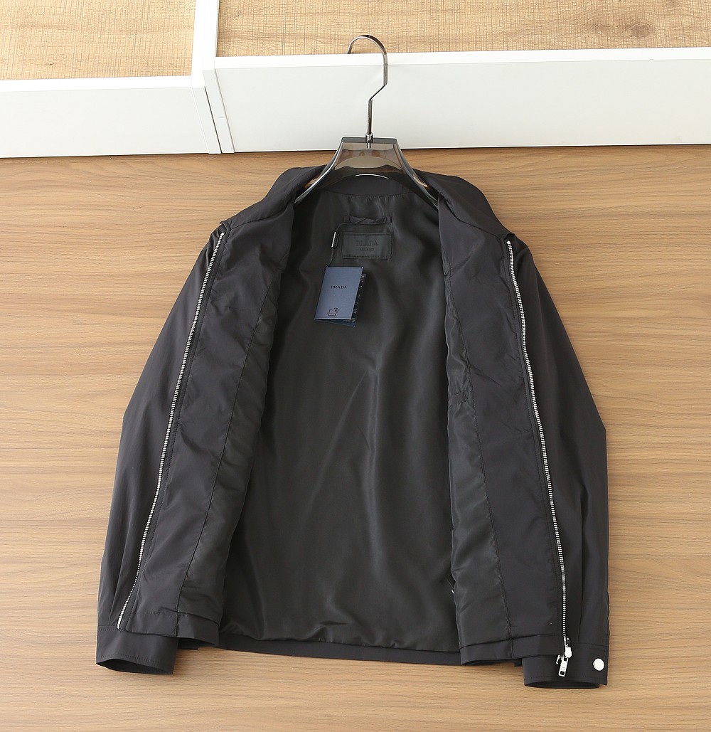 普拉达2026早春新款男士立领夹克外套，众多明星都爱穿的时尚百搭单品！喜欢经典简约的朋友,一定不能错过了