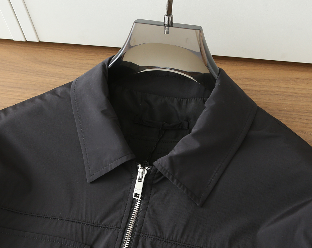 普拉达2026早春新款男士立领夹克外套，众多明星都爱穿的时尚百搭单品！喜欢经典简约的朋友,一定不能错过了