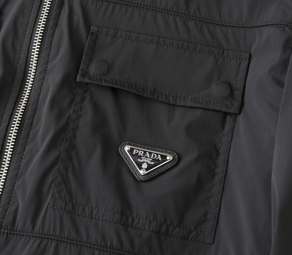 普拉达2026早春新款男士立领夹克外套，众多明星都爱穿的时尚百搭单品！喜欢经典简约的朋友,一定不能错过了