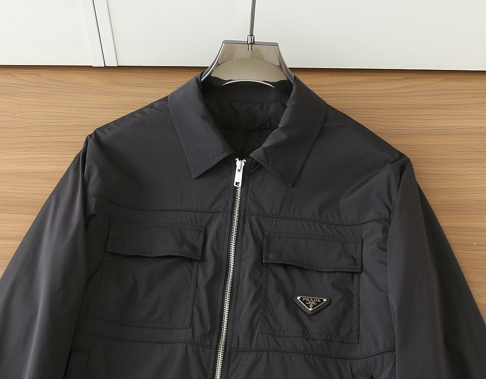 普拉达2026早春新款男士立领夹克外套，众多明星都爱穿的时尚百搭单品！喜欢经典简约的朋友,一定不能错过了