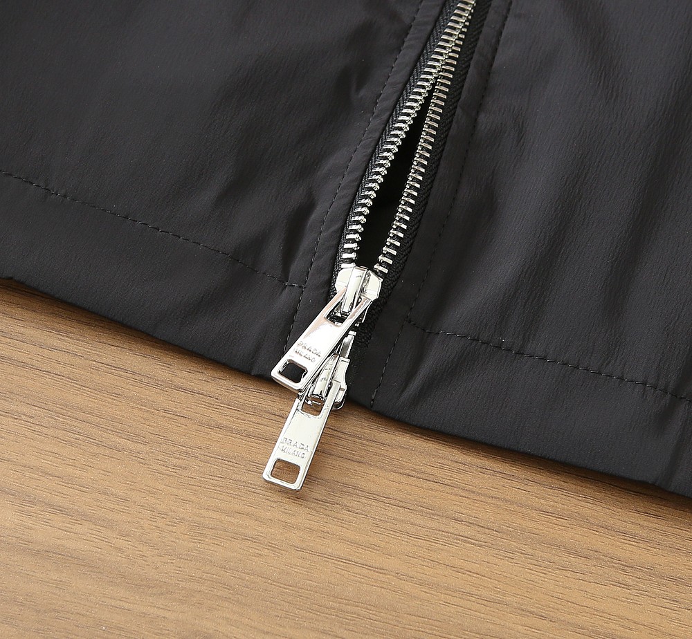 普拉达2026早春新款男士立领夹克外套，众多明星都爱穿的时尚百搭单品！喜欢经典简约的朋友,一定不能错过了