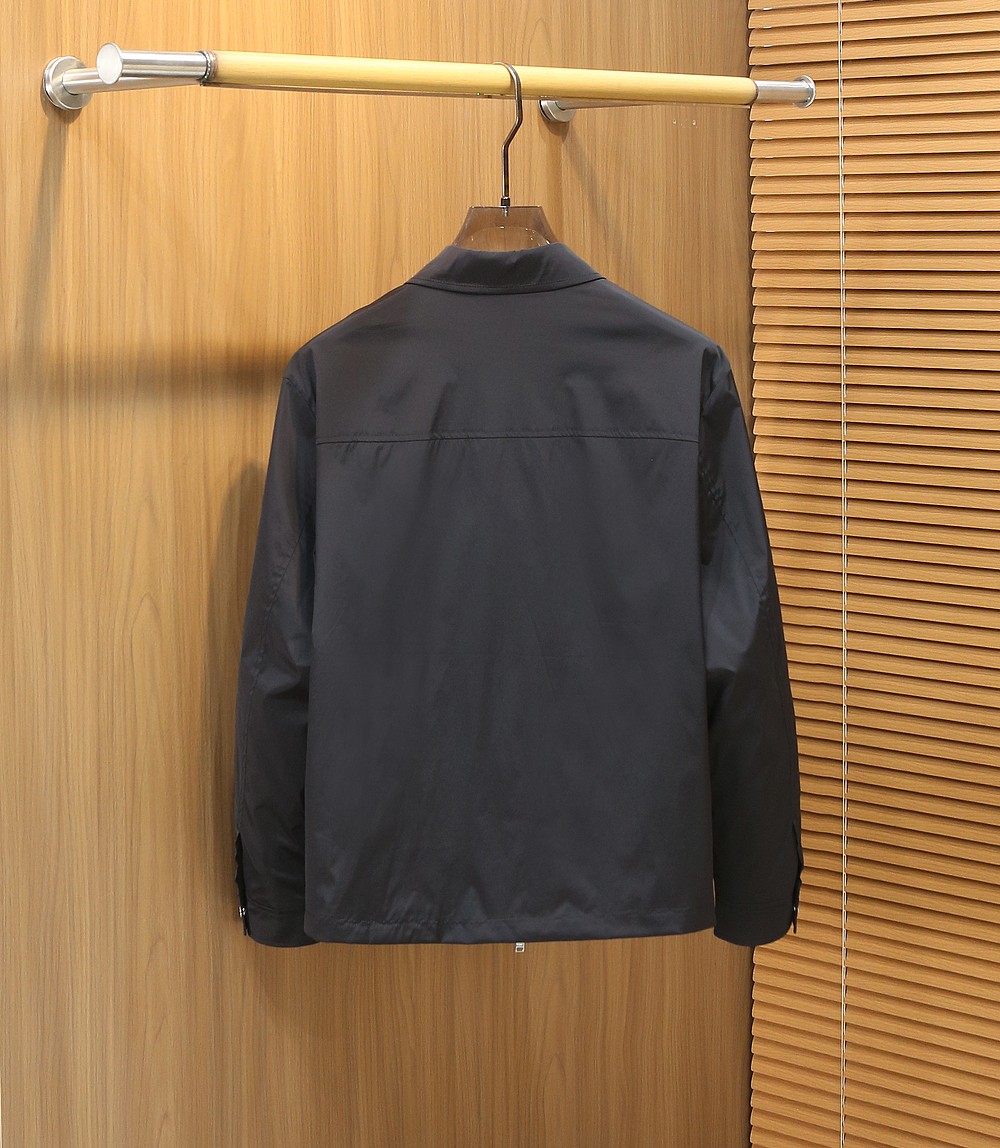 普拉达2026早春新款男士立领夹克外套，众多明星都爱穿的时尚百搭单品！喜欢经典简约的朋友,一定不能错过了